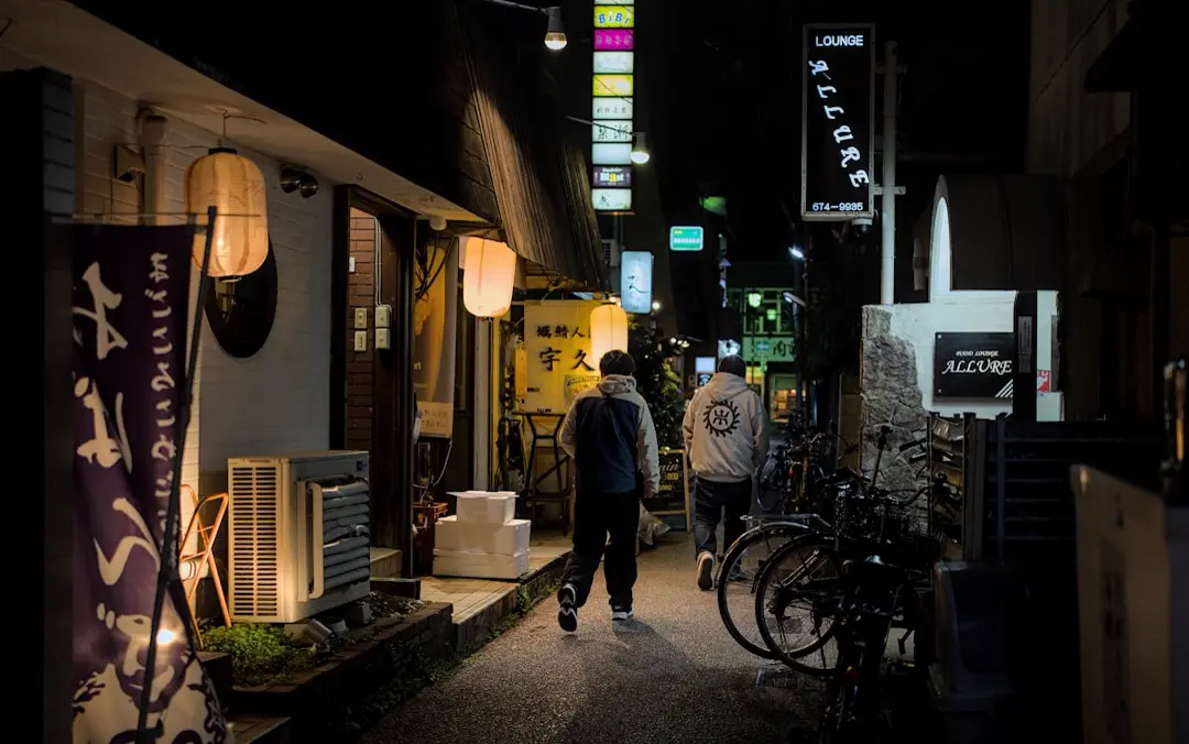 多忙な時期に仕事をしながら先延ばしにされた対策を象徴する風景