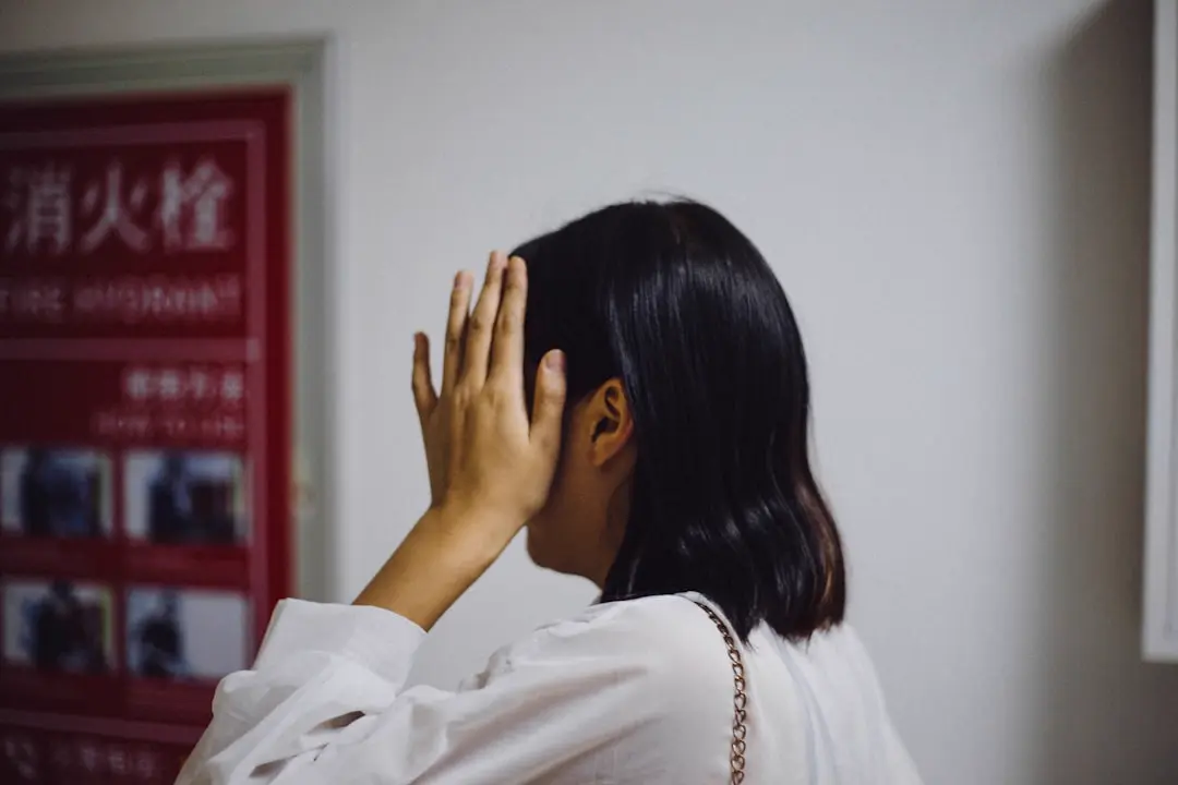 社会保障の不足について考え込む女性