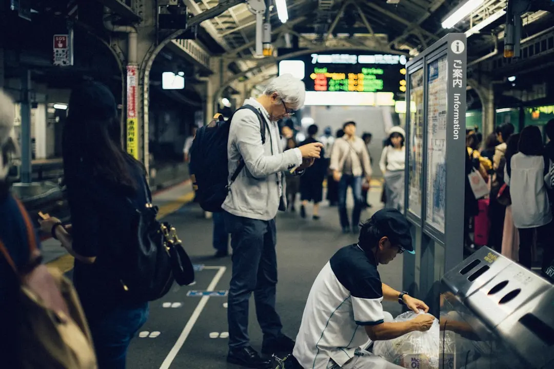 収入が途絶えたリスクに不安を感じている日本人男性の表情