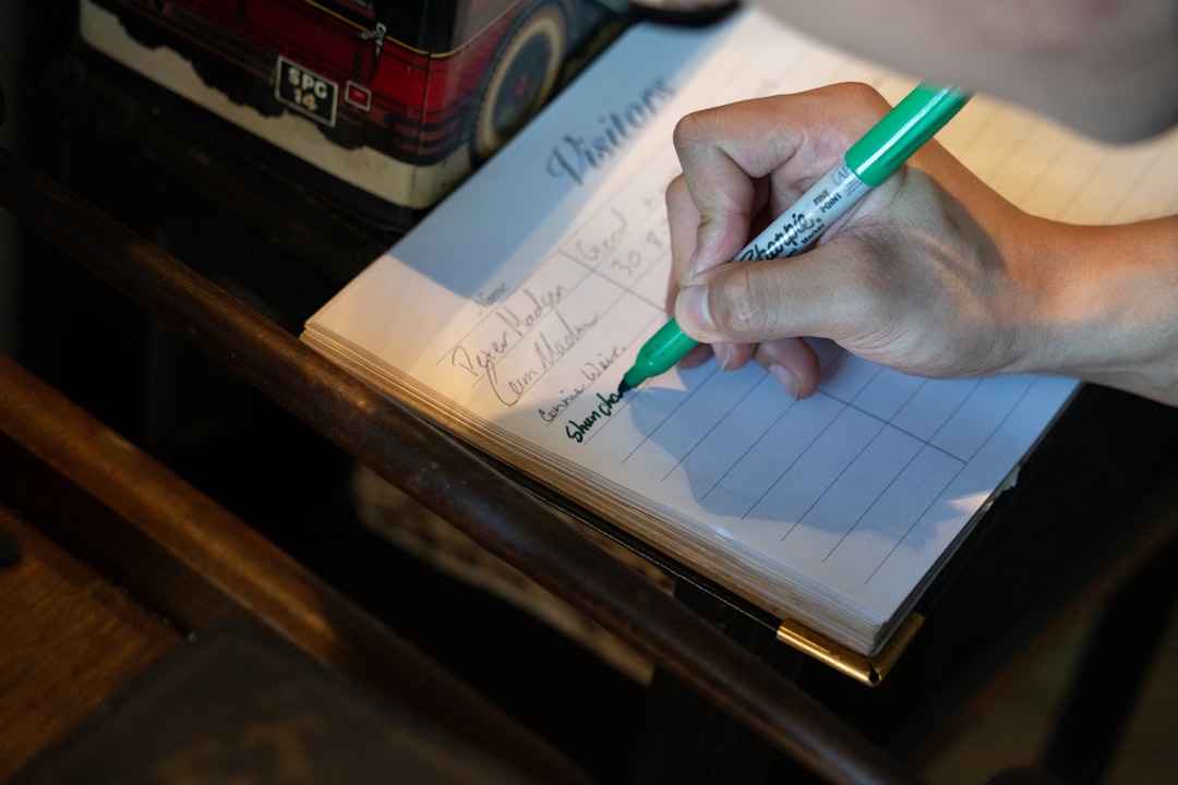 家計を書き出して現状を整理する様子