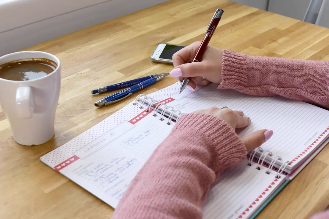 収支をノートに書き出して整理する場面