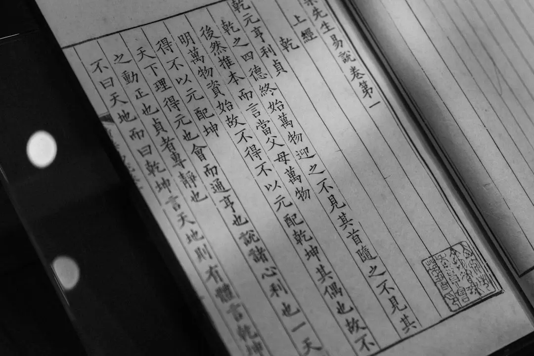 家計の見直しをノートに書き出す様子