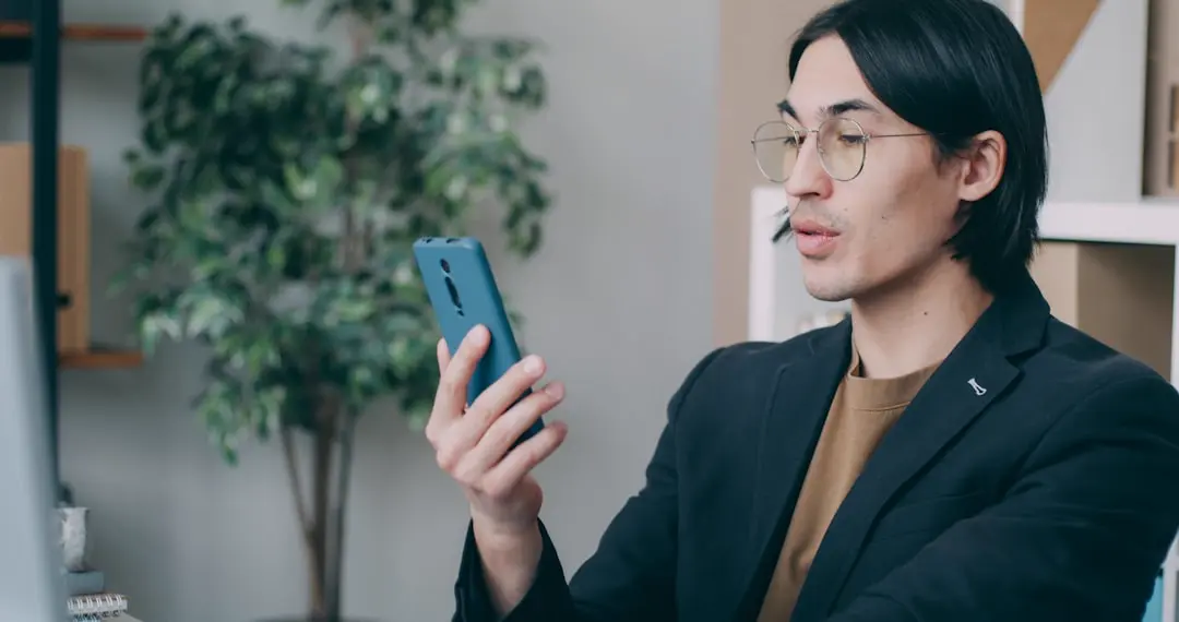 スマホで情報を調べ始めた落ち着いたフリーランス