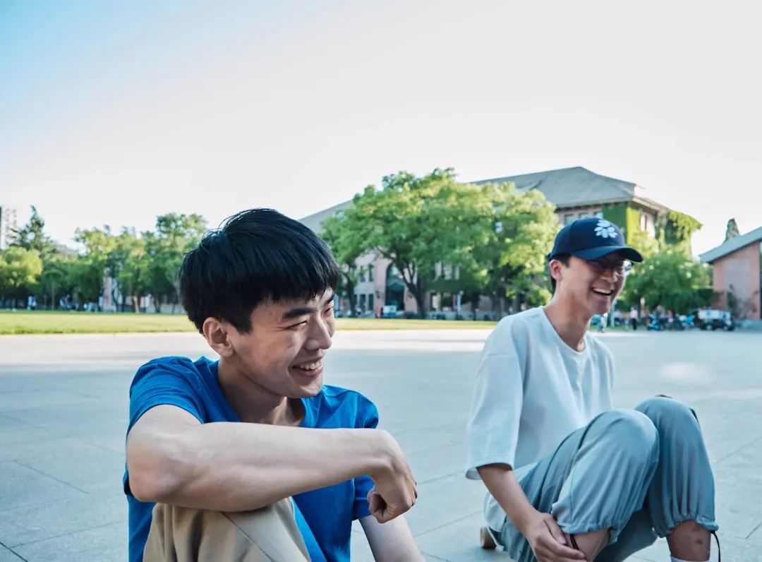 会社員の友人との会話で複雑な感情を感じる場面