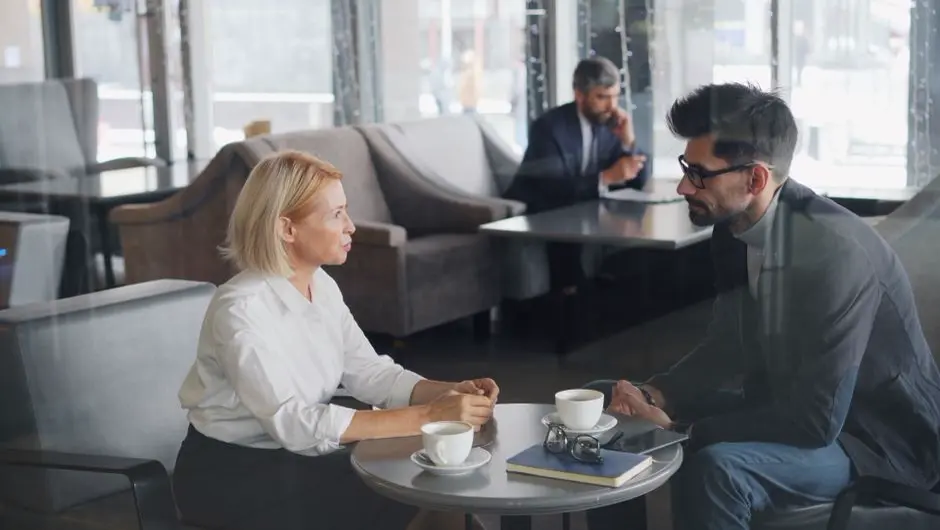 会社員の友人たちとの会話の中で心の奥に不安を抱える様子