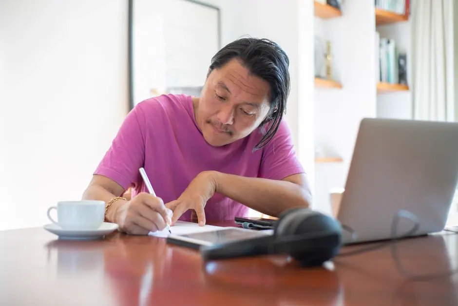 日本人がNISAとiDeCoの違いを表でまとめて検討している
