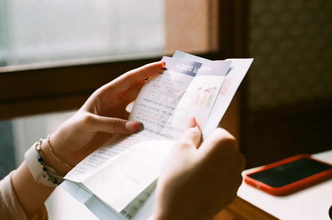 保険給付の詳細を確認している書類