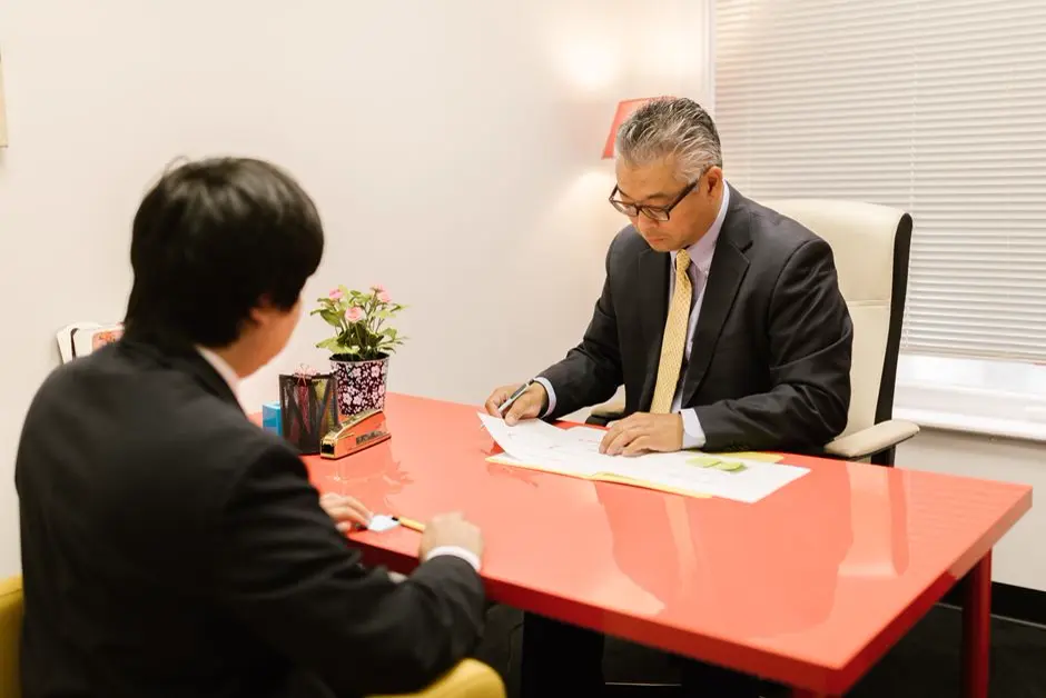保険プランを比較検討する個人事業主