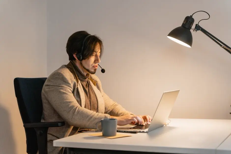 労働保険事務組合に問い合わせの電話をする人