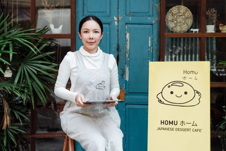 保険料の支払いスケジュールを確認する様子