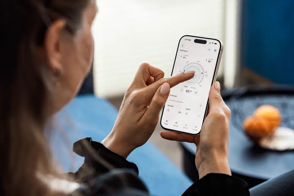 スマホで積立設定をする女性
