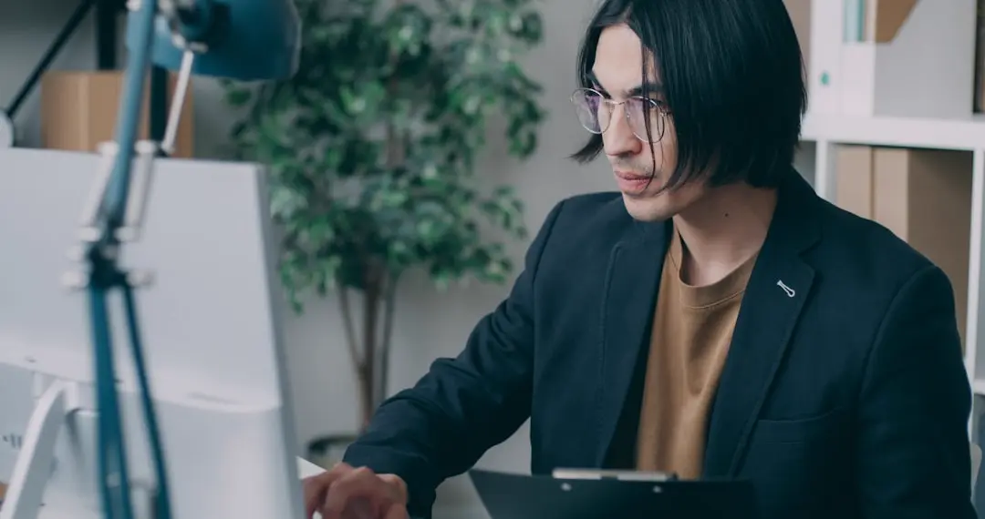 フリーランスが加入期間中の注意点をチェックしている