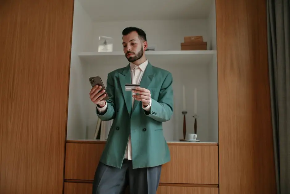スマートフォンで口座残高を確認する個人事業主
