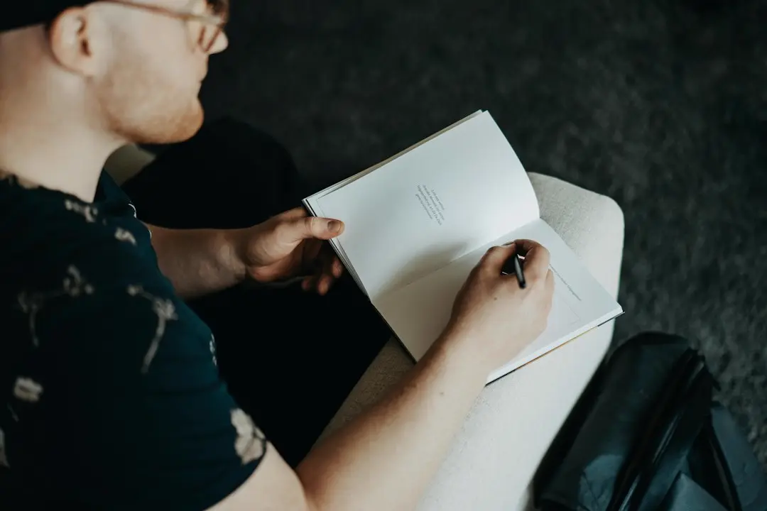 ノートに次の一歩を書き出すフリーランス