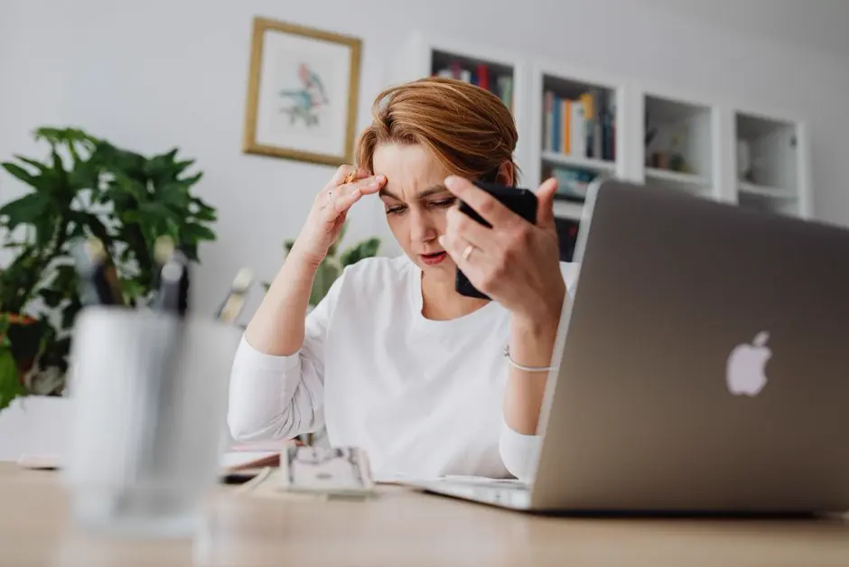 貯金が少ないことへの不安を感じるフリーランスの表情