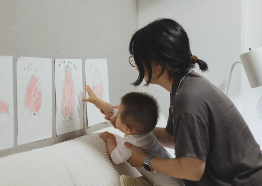フリーランスの親が教育費について悩みながら計画を立てている様子