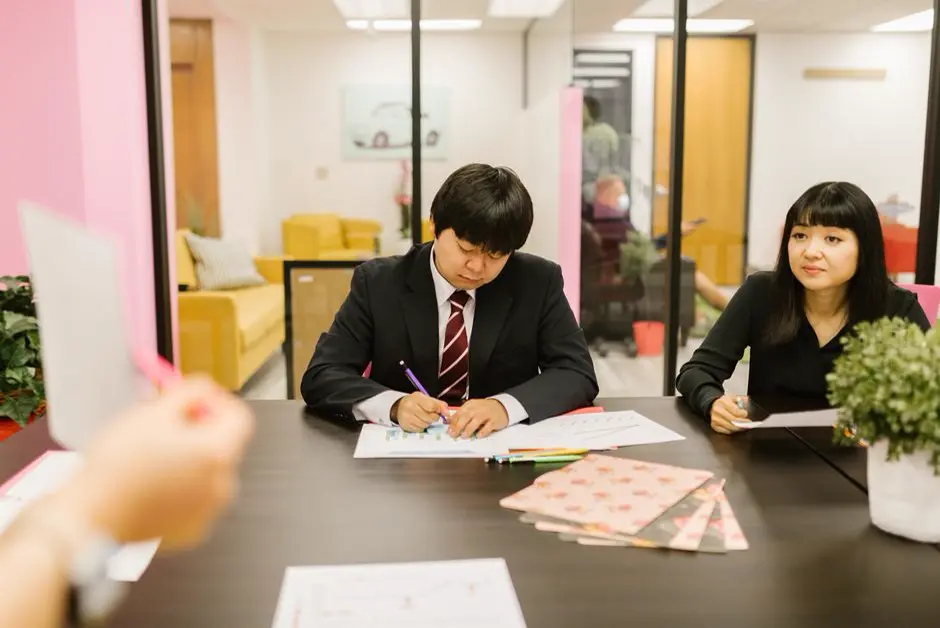 会社員の友人には相談しにくく、一人で悩みを抱える様子