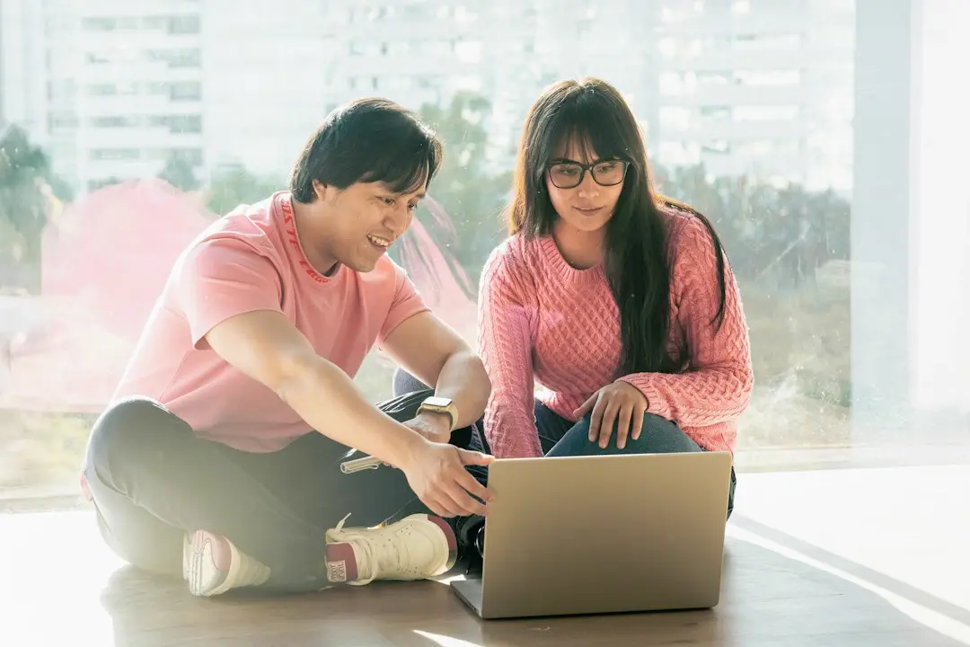銀行残高と生活費を確認する日本人夫婦