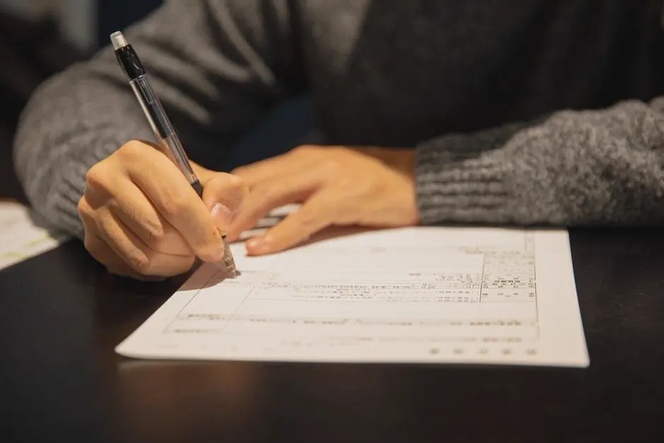 書類を前に真剣に手続きを勉強している起業者