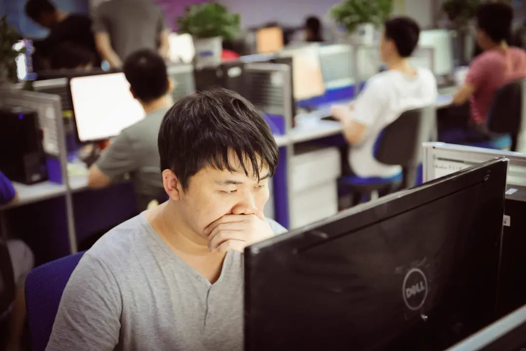 パソコンで年金制度について調べている個人事業主