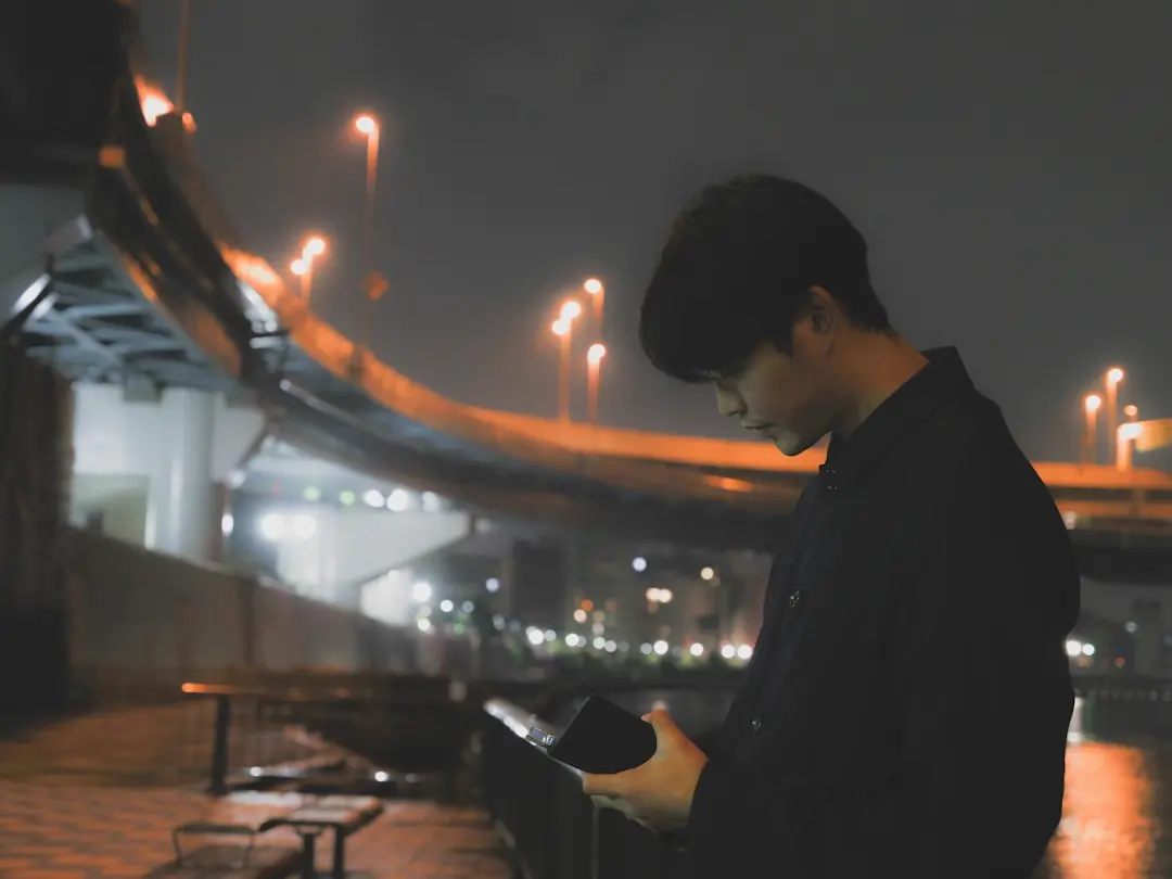 深夜に将来の不安を抱えるフリーランス