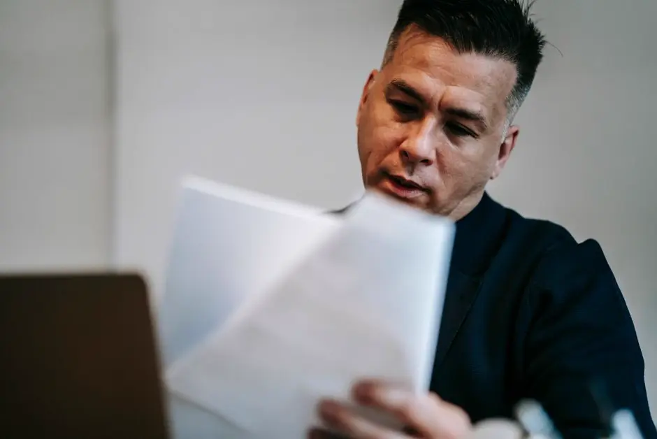 保険の途中解約条件を確認する個人事業主